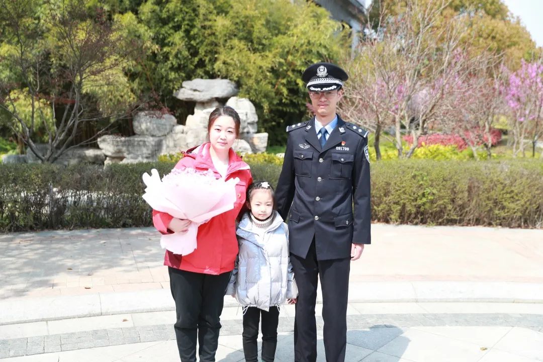 警企携手开展平安守护者行动：小小少年化身“警营体验官”