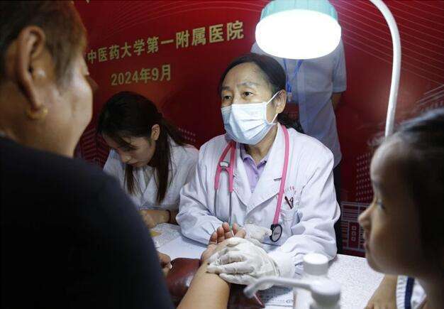 弘扬中医药文化 “中药香”飘向澳门 同仁堂国药公司代表北京同仁堂亮相澳门MIF博览会