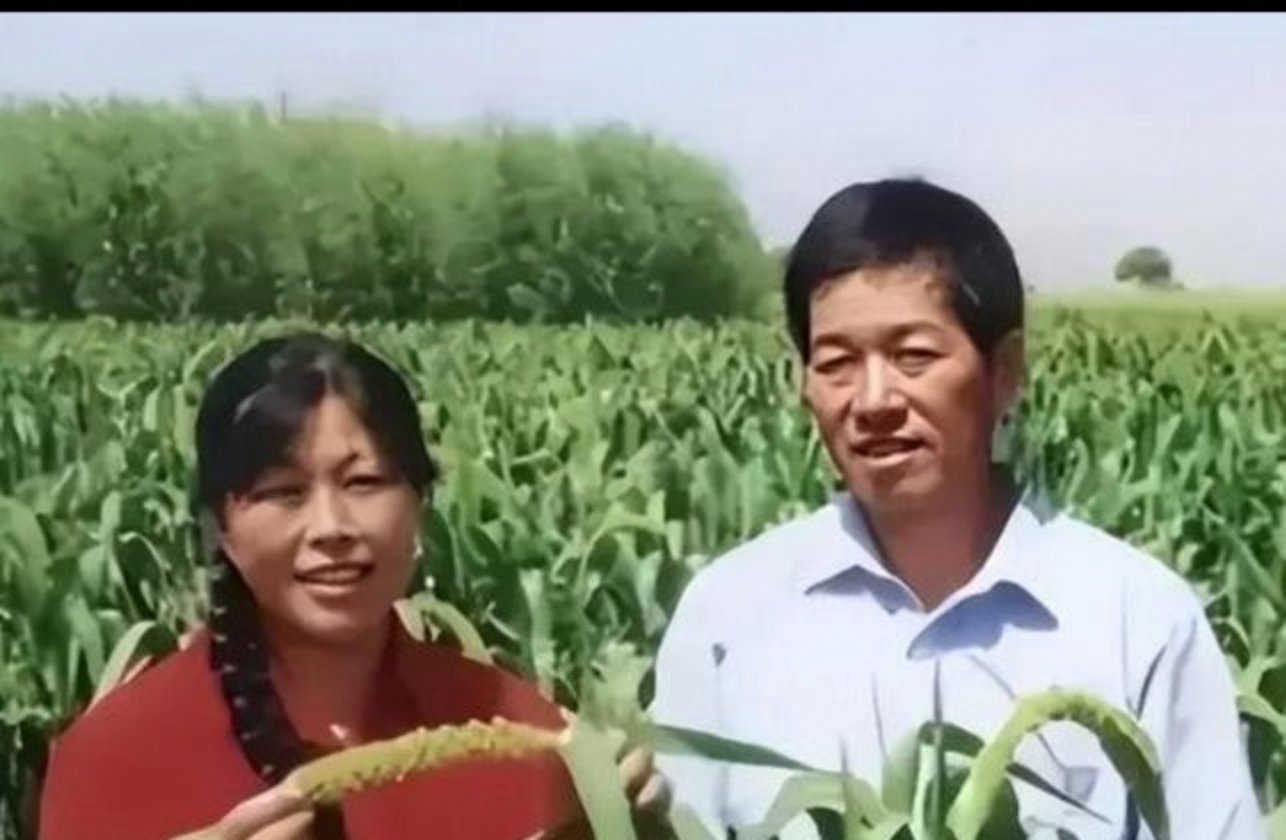 “赛考斯”与殷玉珍重逢:时隔26年的拥抱